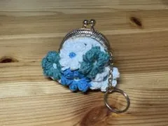 ハンドメイド　キーチェーン付き　花モチーフ 小さいがま口小物入れ