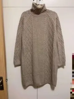 ケーブルニットタートルネックセーター ベージュ