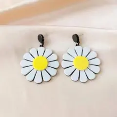 花型フックピアス 白と黄色