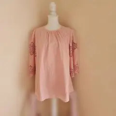 新品タグ付きとても素敵なレース仕立てのブラウス