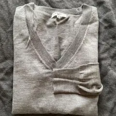【美品】ナチュラルビューティーベーシック　グレーVネックセーター
