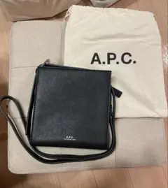A.P.C. ブラック ショルダーバッグ