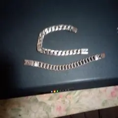 シルバー色のチェーンブレスレット