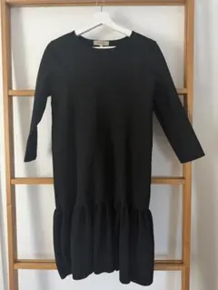 JUSGLITTY 裾フリル ニットワンピース ブラック