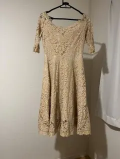 値下げ。ベージュ レース オフショルダードレス　ミモレ丈