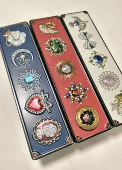 お菓子のミカタ ビジュー缶 赤 紺 白