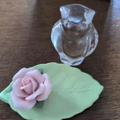 クリスタルフクロウの置物と花プレート