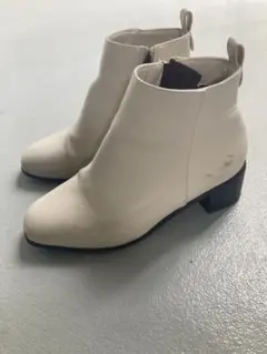 ホワイト ジッパー付きブーツ 中ヒール