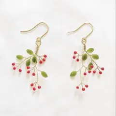 赤い実のピアス　イヤリング
