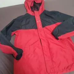 赤と黒のフード付きジャケット