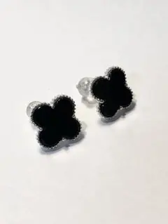 黒い花型ピアス K18WG オニキス