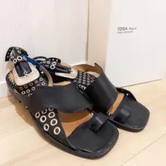 TOGA PULLA メタルアイレットサンダル 39 黒 青 箱・保存袋付のサムネイル