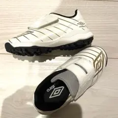 umbro サッカーシューズ ホワイト/ゴールド