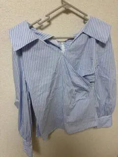 オフショルダー青白ストライプシャツ
