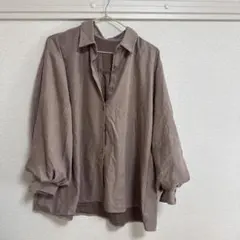 薄い茶色のバルーンスリーブシャツ