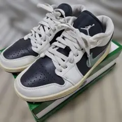 NIKE エアジョーダン，ジェイドスモークローカット １スニーカー