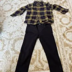 UNIQLO チェック柄シャツと黒パンツ 100cm