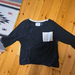 キューブシュガー　レース付きポケットの黒いTシャツ