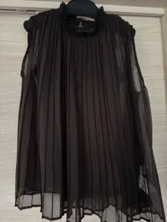 黒のフリルネックキャミソール