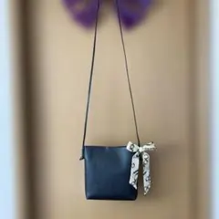 リボン付き黒レザーバッグ