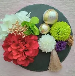 赤ダリアにレトロカラーのピンポンマムと和玉かんざしにゴールドタッセルの髪飾り