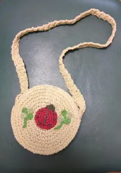 てんとう虫刺繍のかぎ針編みポシェット