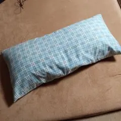 水色のチェック柄の長方形枕