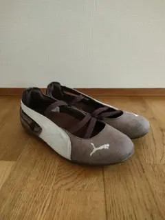 PUMA フラットシューズ バレエシューズ ブラウンのサムネイル
