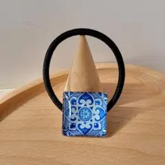 青と白の花模様のスクエアガラスカボションヘアゴム　匿名配送　H-5