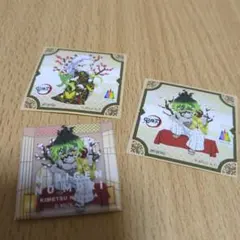 鬼滅の刃　ステッカー２枚　缶バッチ１個