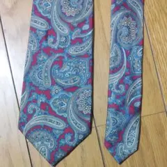 ペイズリー柄　ボルドー　赤　えんじ色　高級シルク100　ネクタイ