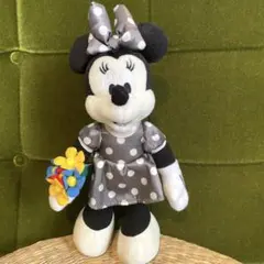 d*7様 ミニーマウスのかわいいぬいぐるみ、グレーの水玉ドレスとカラフルな花束付