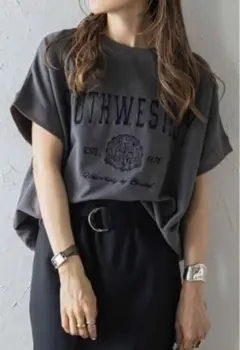ボンジュールサガン　カレッジ刺繍ピグメントスウェットTシャツ　チャコールグレー
