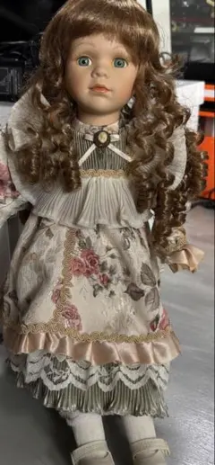 花柄ドレスのビスクドール