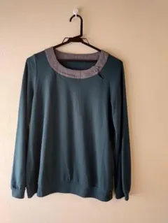 ダークグリーン 長袖トップス グレー襟 ボタン付き