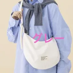 ヌビショルダーバッグ　グレー　キルティング　3coins スリコ　ハンドバッグ