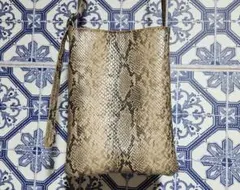 送料込み　スマホショルダー　サコッシュ　パイソン柄