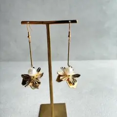 一粒パールとゴールドフラワーのロングスイングピアス