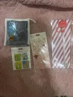 新品未使用2026ディズニーストア福袋ポーチ　シール　ステッカー　ストロー