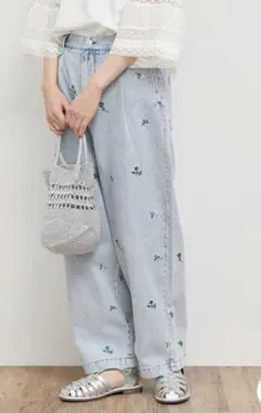 Samansa Mos2　刺繍デザイン ライトブルーデニム パンツ
