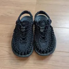 KEEN 編み込みデザイン ブラックサンダル　24.5cm