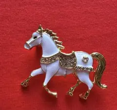 馬のデザイン ブローチ ホワイト ゴールド　プレゼント　パーティ