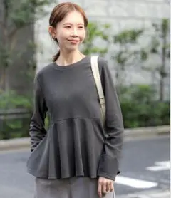 【新品未使用】エンボス長袖裾フレアトップス coca