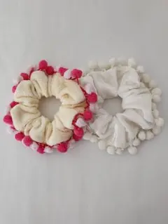 ポンポン付きシュシュ