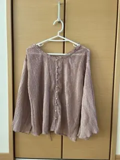レトロガール　シアーシャツ　薄いピンクのプリーツブラウス