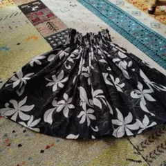 フラダンス用スカート 黒と白の花柄
