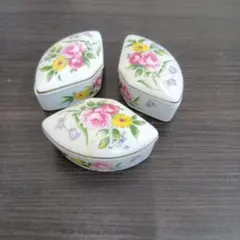 ヨシノヒトシ　花　印判　小皿　2枚 ヨシノヒトシ 豆皿 印判 花 2枚 - メルカリ