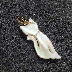 k18ネックレストップ.ホワイトシェルお座り猫 - メルカリ