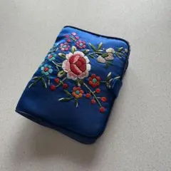 青い花柄刺繍小物入れ