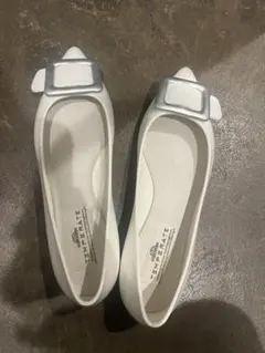 テンパレイト　ホワイト バックルパンプス　24センチのサムネイル